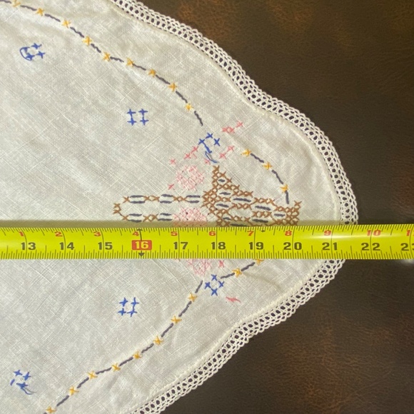 Vintage Handmade Embroidered Table Linens Ice Cream Sundae Oblong Dresser Scarf - Picture 6 of 7